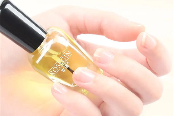 美甲營(yíng)養(yǎng)油可以涂在指甲上嗎 美甲營(yíng)養(yǎng)油涂完要擦掉嗎